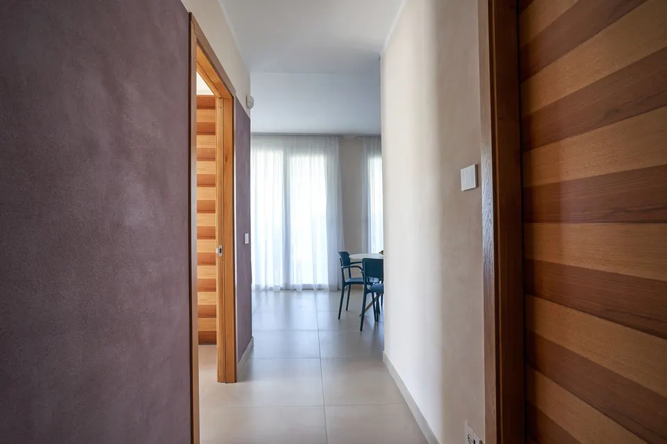 Ingresso della camera con zona pranzo