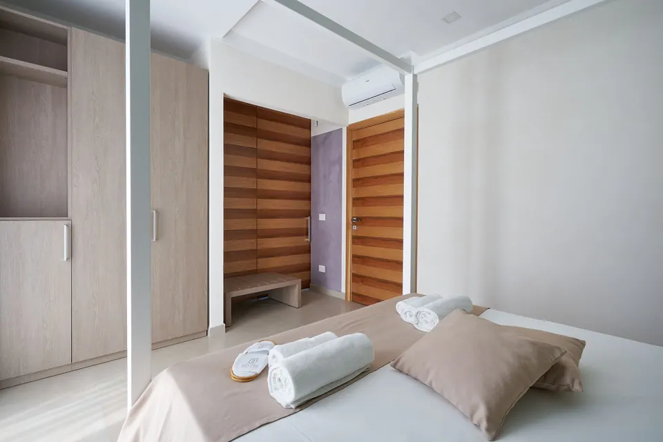 Letto con armadio in legno e luce dalla finestra