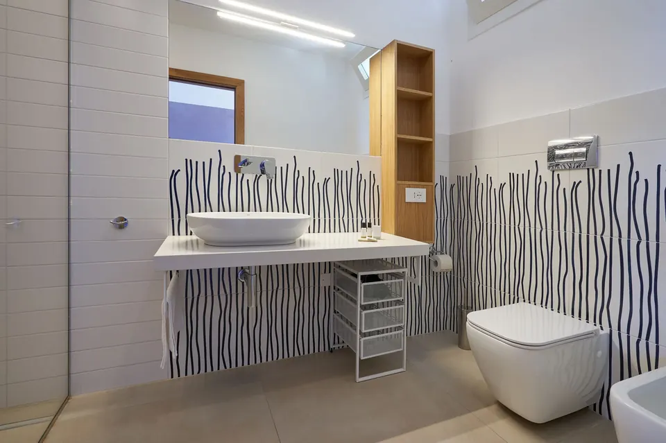 Bagno con piastrelle decorate