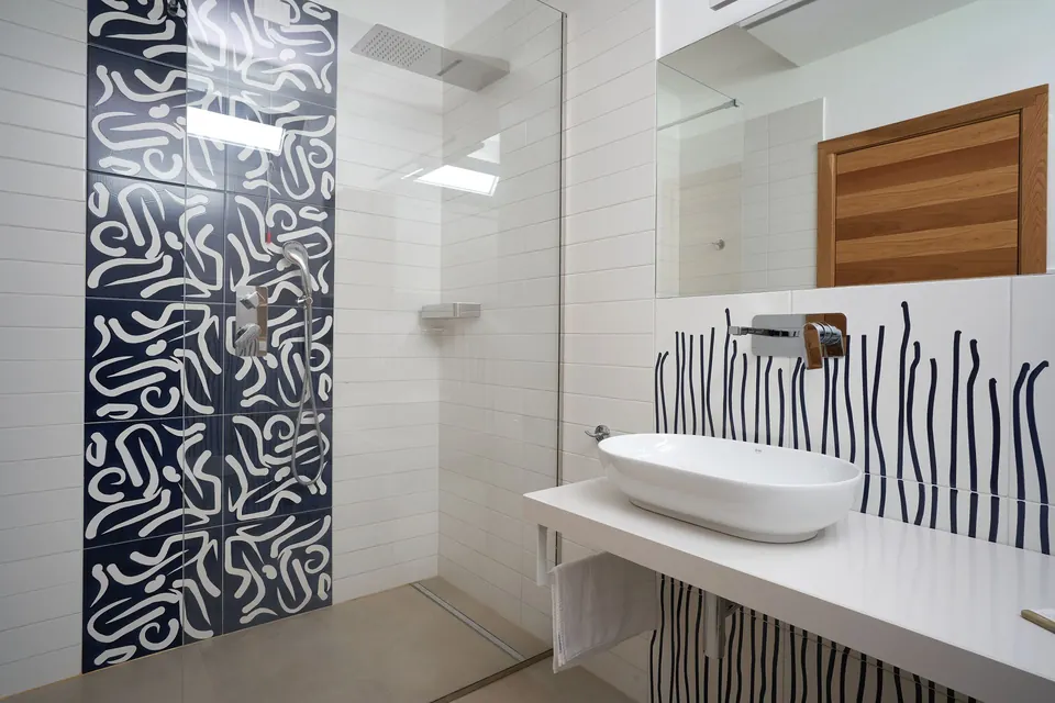 Bagno con doccia e lavabo in ceramica