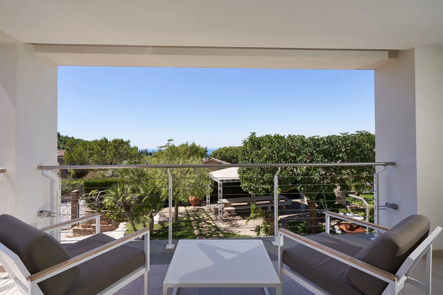 Terrazza di una camera con vista sul mare e sulle colline