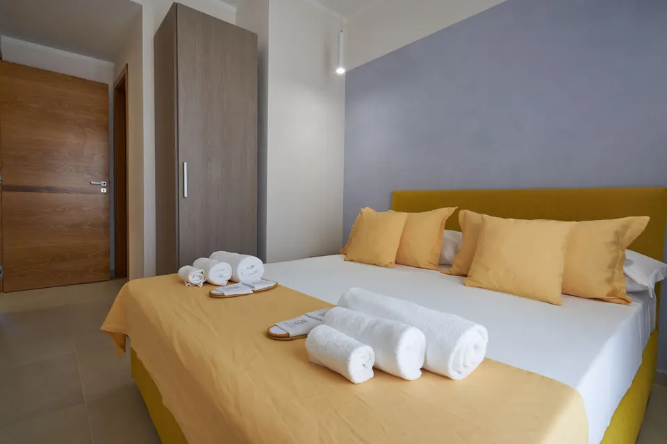 Letto matrimoniale con cuscini gialli