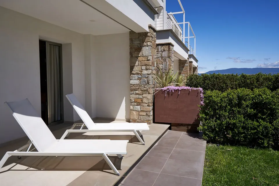 Loggia con sdraio e muro in pietra