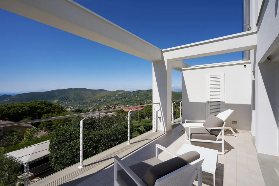 Terrazza con poltrone affacciata sul mare