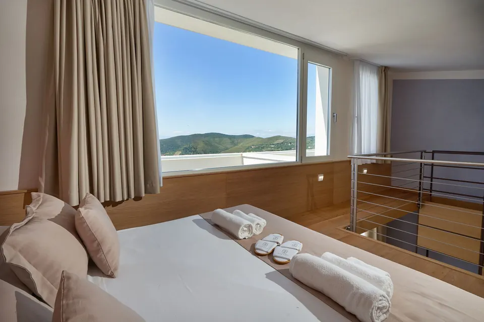 Letto con vista sulle colline e sul mare