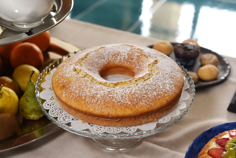 Ciambellone, crostate e frutta della colazione