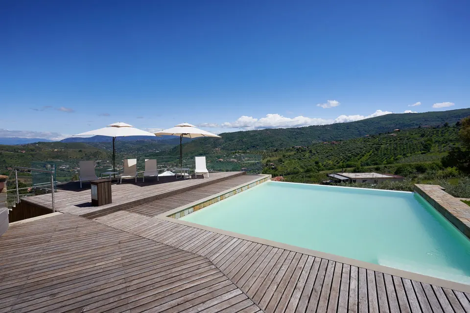 Piscina con solarium in legno