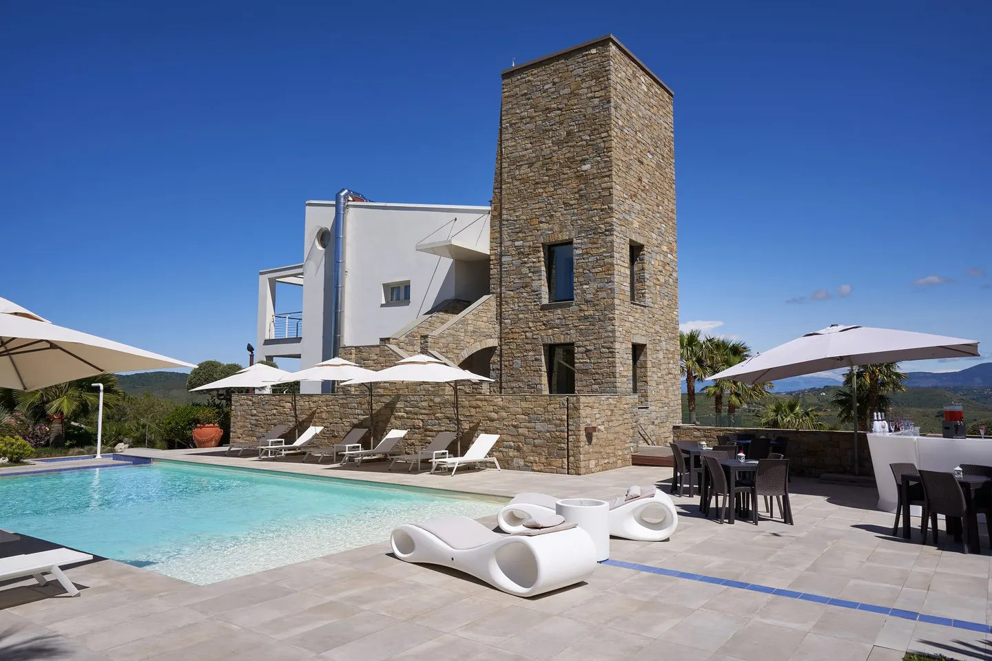 Piscina e torre in pietra di Torre Difyos