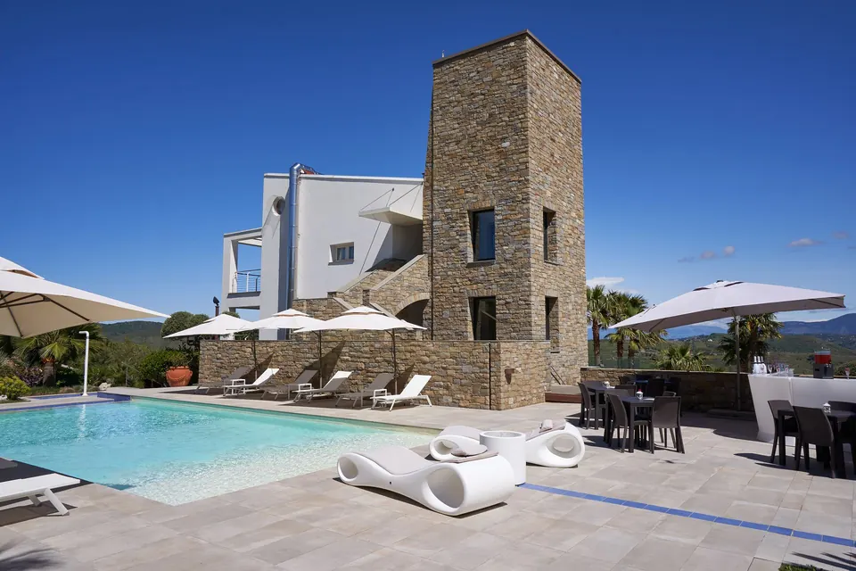 Piscina e torre in pietra