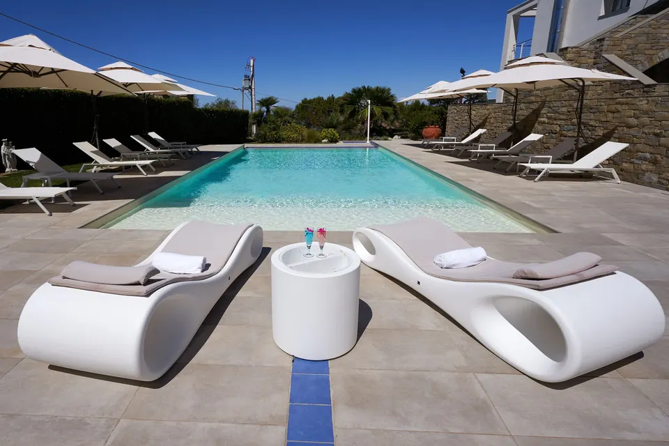 Lettini bianchi a bordo piscina