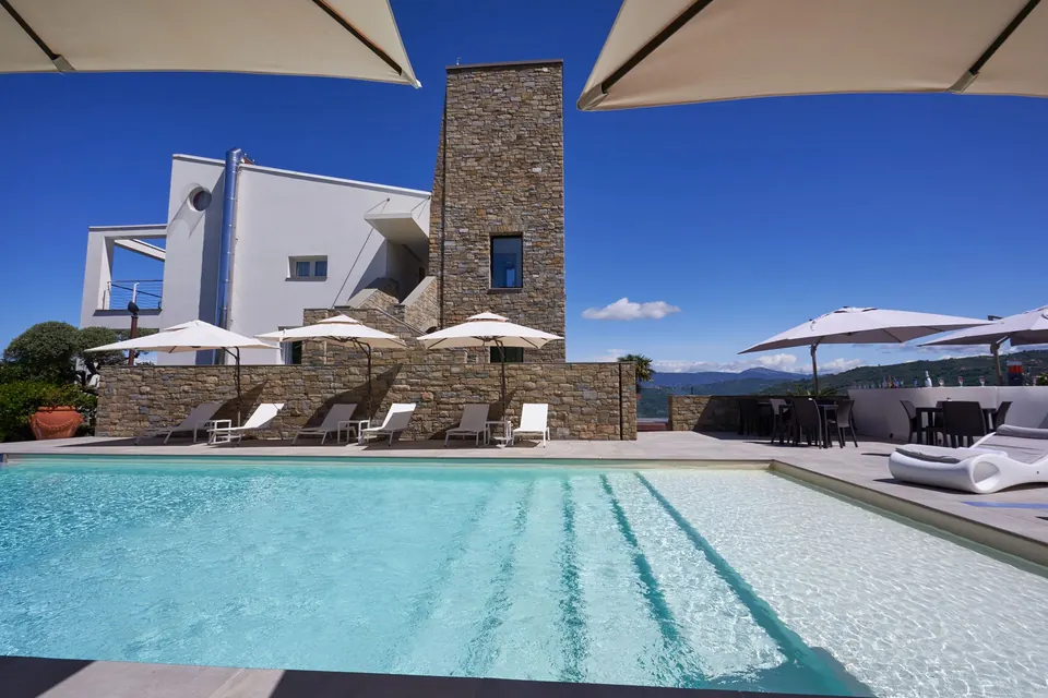 Piscina con gradini e lettini