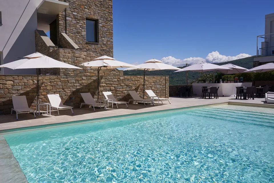Piscina tra gli ombrelloni