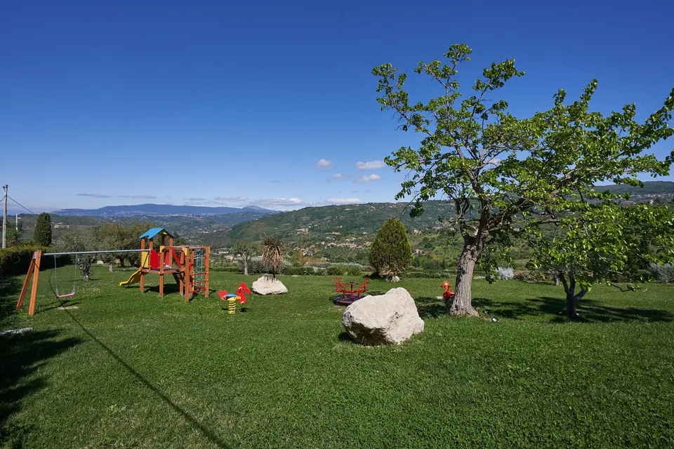 Il parco giochi tra gli ulivi