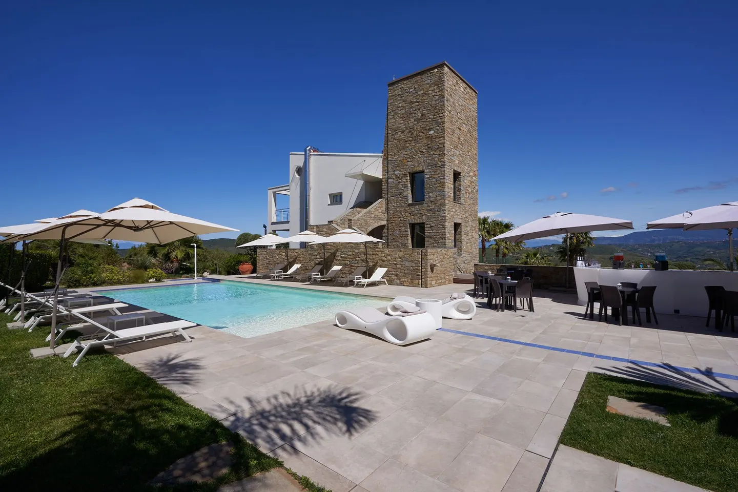 Piscina con solarium affacciata sugli uliveti