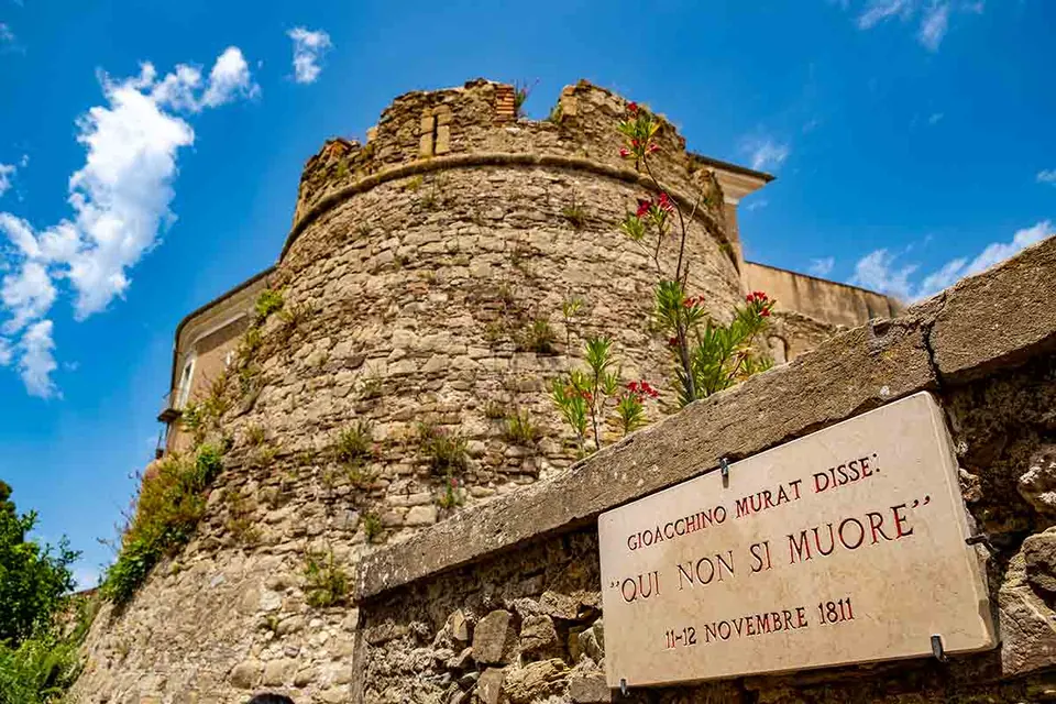 La torre del castello di Castellabate con la targa «Qui non si muore»
