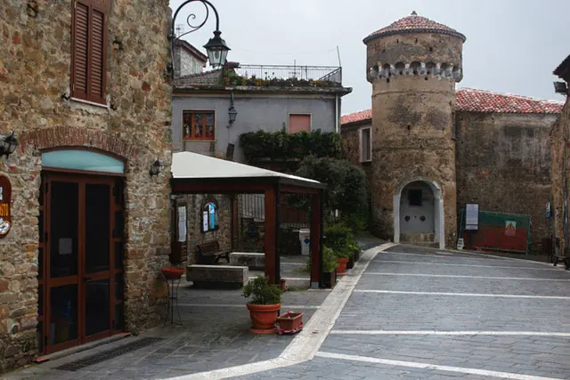 Il centro storico di Perdifumo con la torre