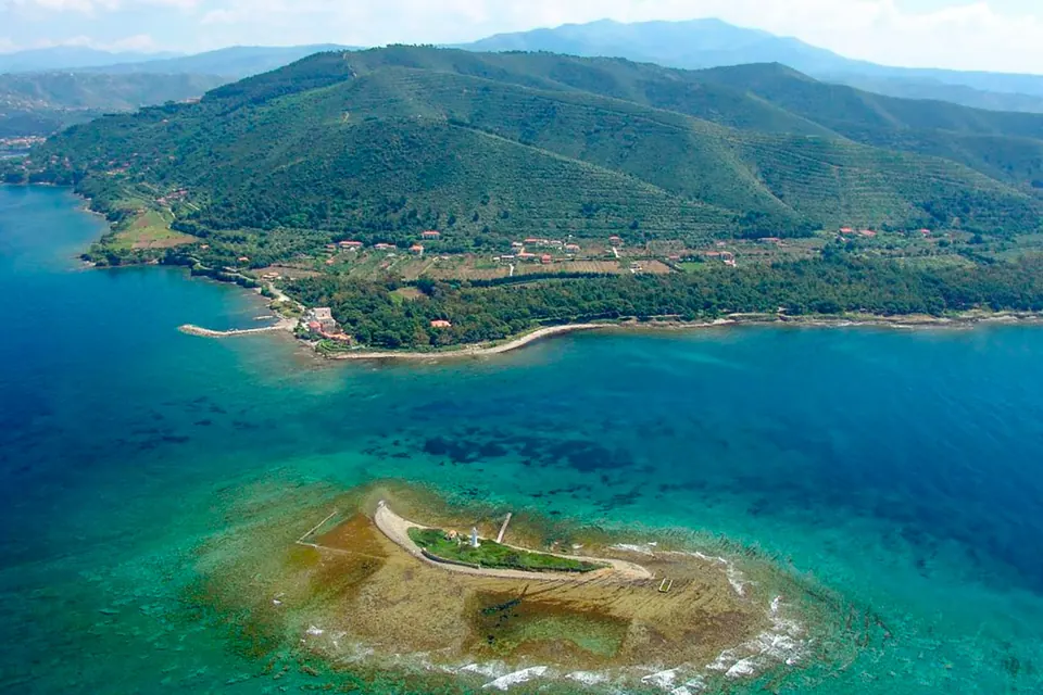 Punta Licosa e la sua isoletta vista dall'alto